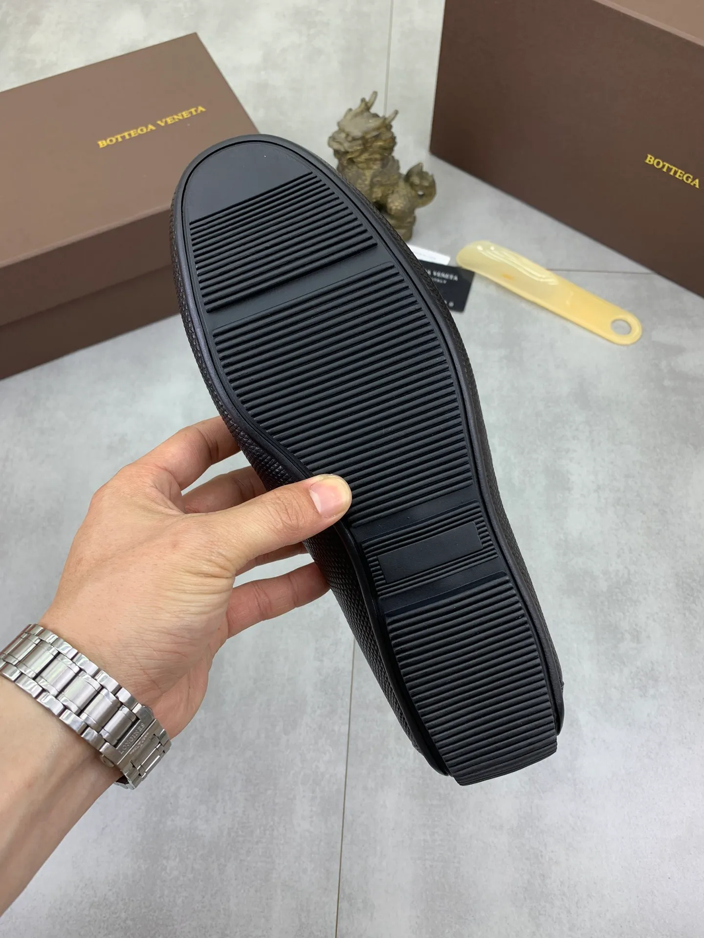 Men's men's shoes 💰p420 [New model] Water-dyed cow leather 💰High-quality business beanie shoes 💎💎💎 bottega veneta official website synchronizes the latest top version of bv in the market, accepts material comparison, shoe type comparison, process comparison, practical and textured, versatile and suitable for any occasion, the more you look at it, the more it tastes. Purely hand-woven craftsmanship - Upper material, ostrich pattern calfskin imported from Italy - High-quality water-dyed cowhide inside - Original private model customized outsole - Size: 39-44 (38 45 can be customized) Color: black or brown optional